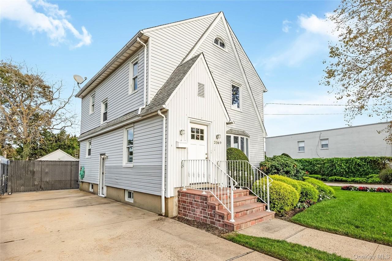 2069 Bellmore Ave - Photo 4 of 17