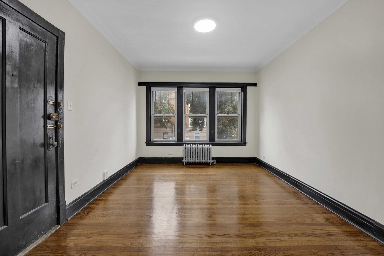 4744 W Roscoe St #1 - Photo 3 of 15