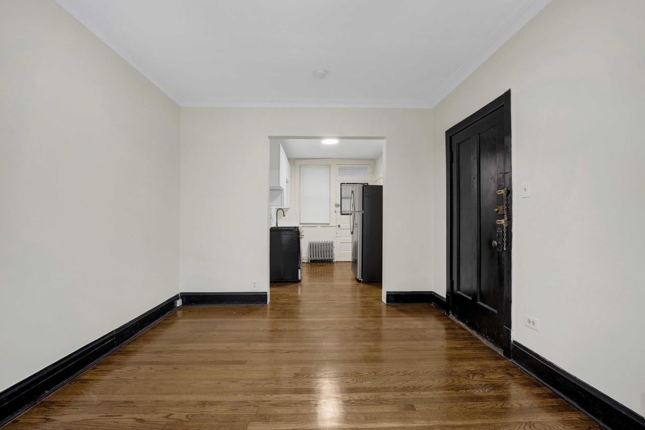 4744 W Roscoe St #1 - Photo 5 of 15
