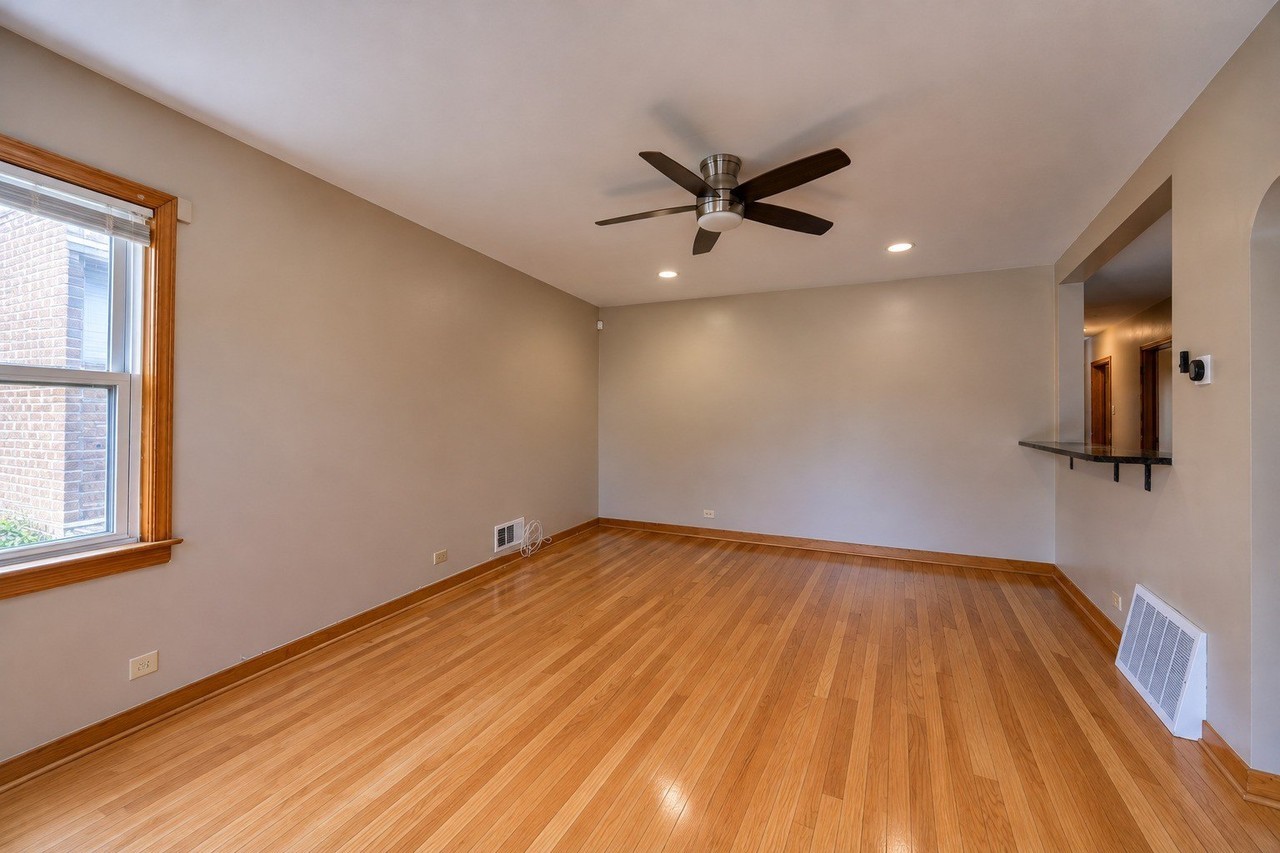 5024 S Lawler Ave - Photo 3 of 21