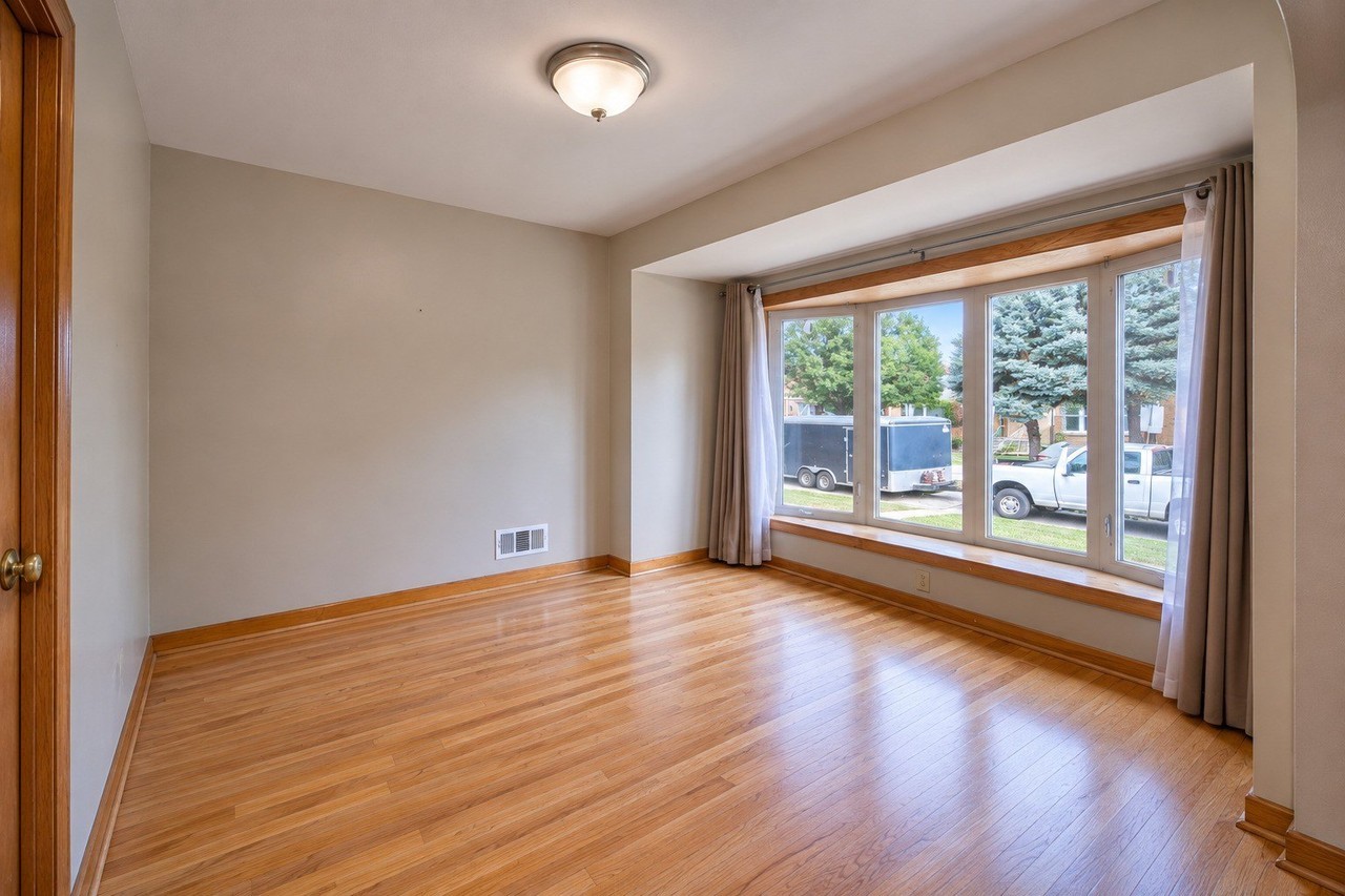 5024 S Lawler Ave - Photo 4 of 21