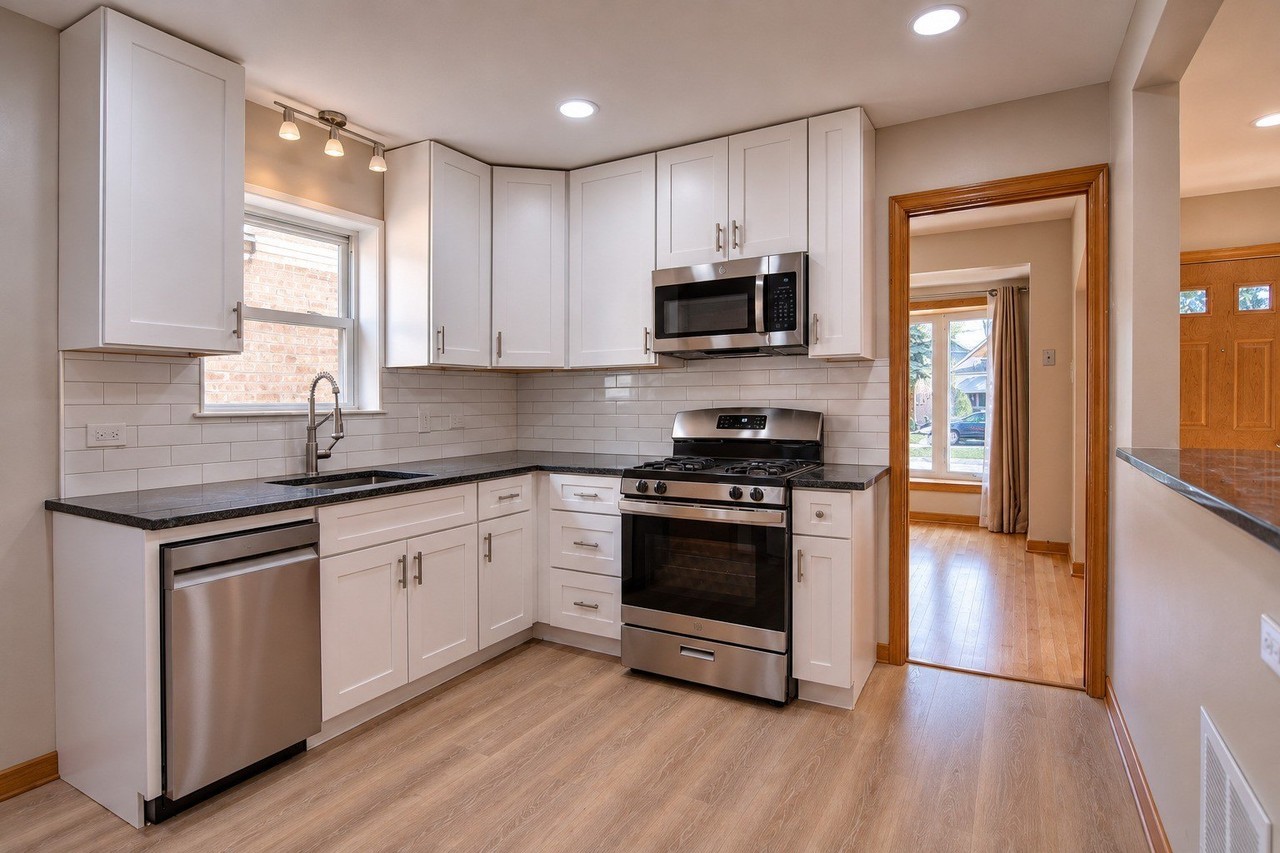 5024 S Lawler Ave - Photo 5 of 21