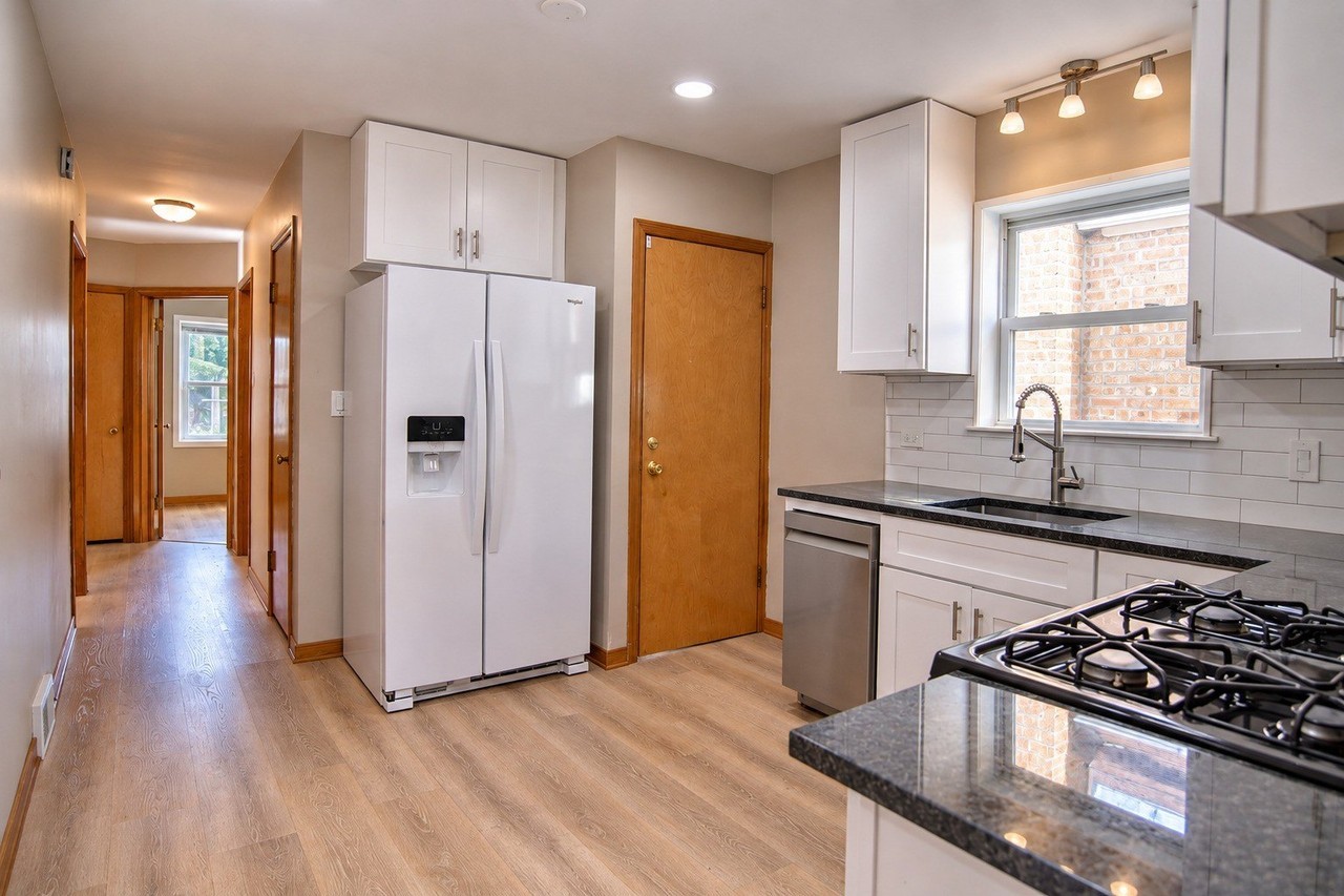 5024 S Lawler Ave - Photo 6 of 21