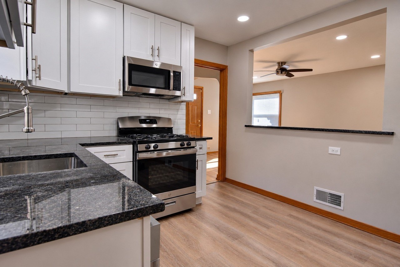 5024 S Lawler Ave - Photo 7 of 21
