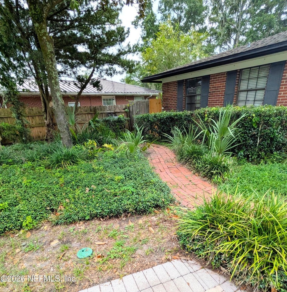 2410 Cedar Shores Cir - Photo 4 of 50