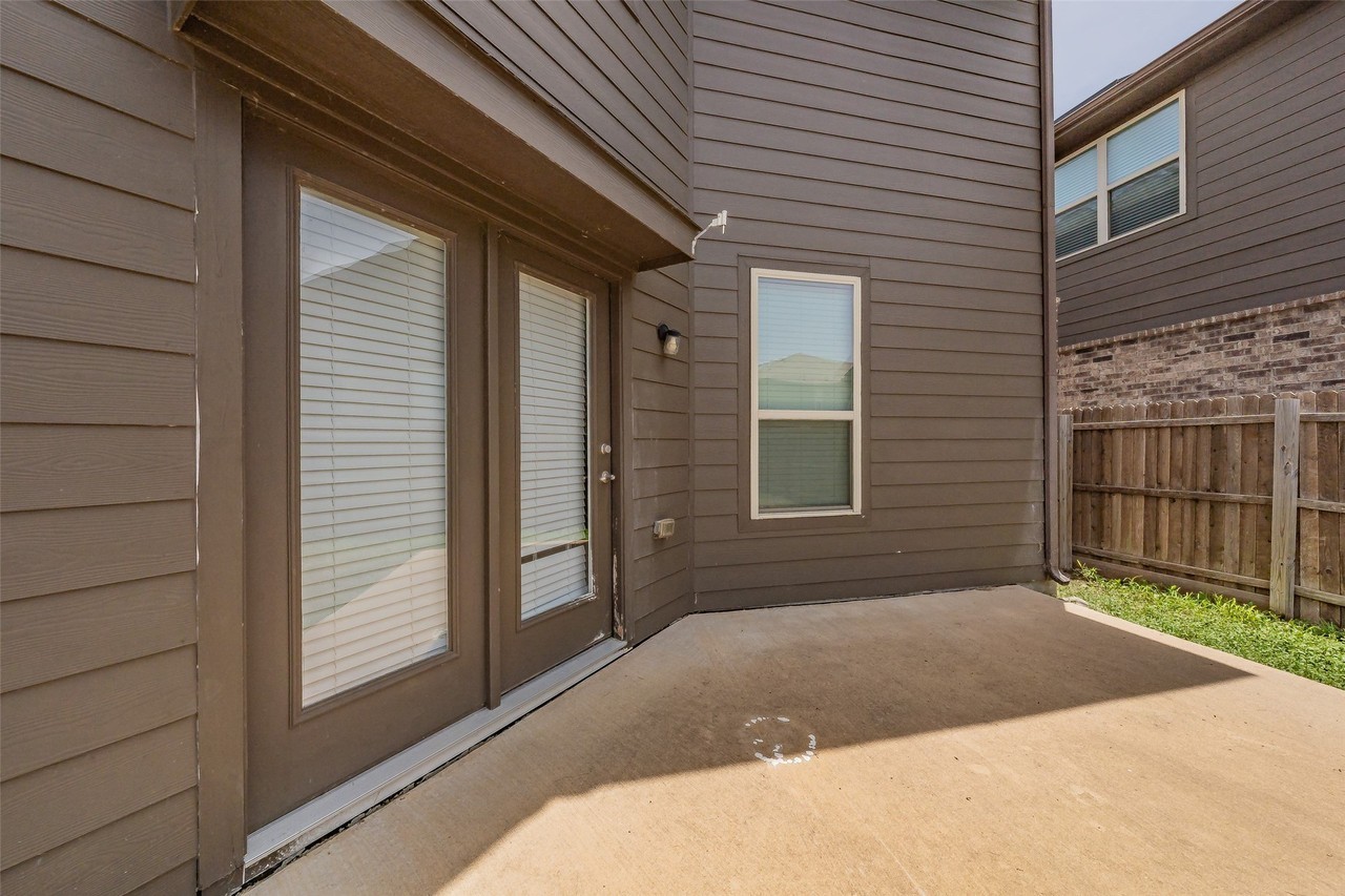 6268 Topsail Dr - Photo 3 of 35