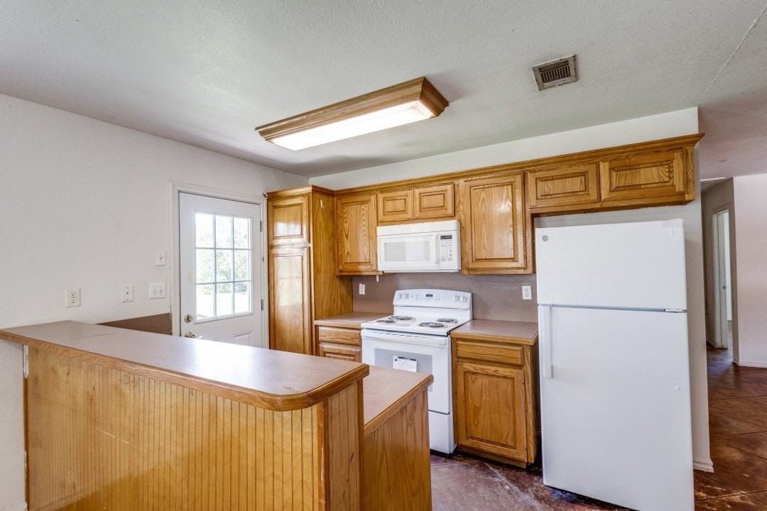509 S Louisiana St - Photo 2 of 7