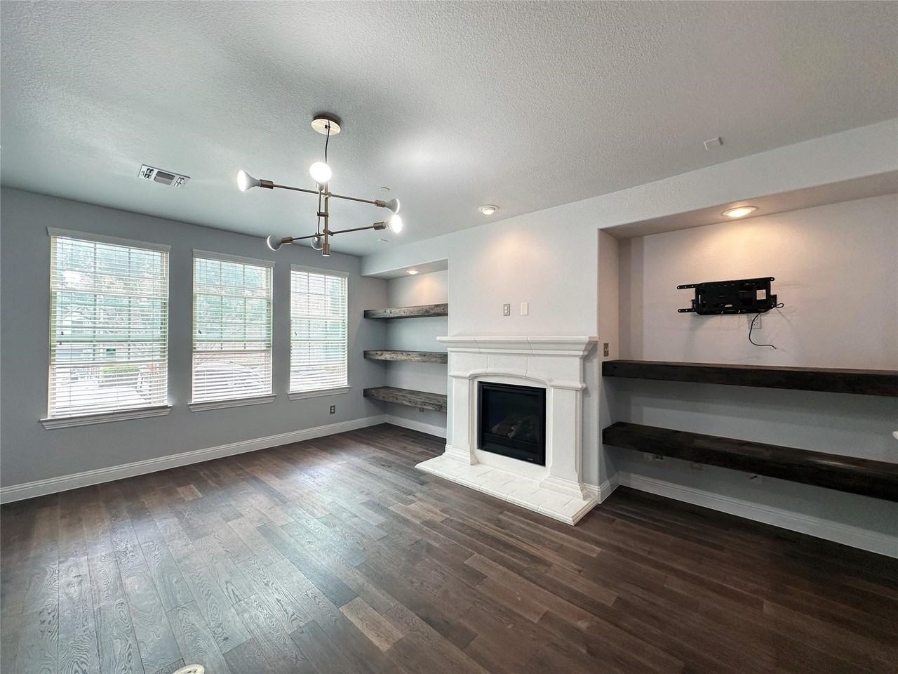 2729 Troutt Dr - Photo 4 of 34