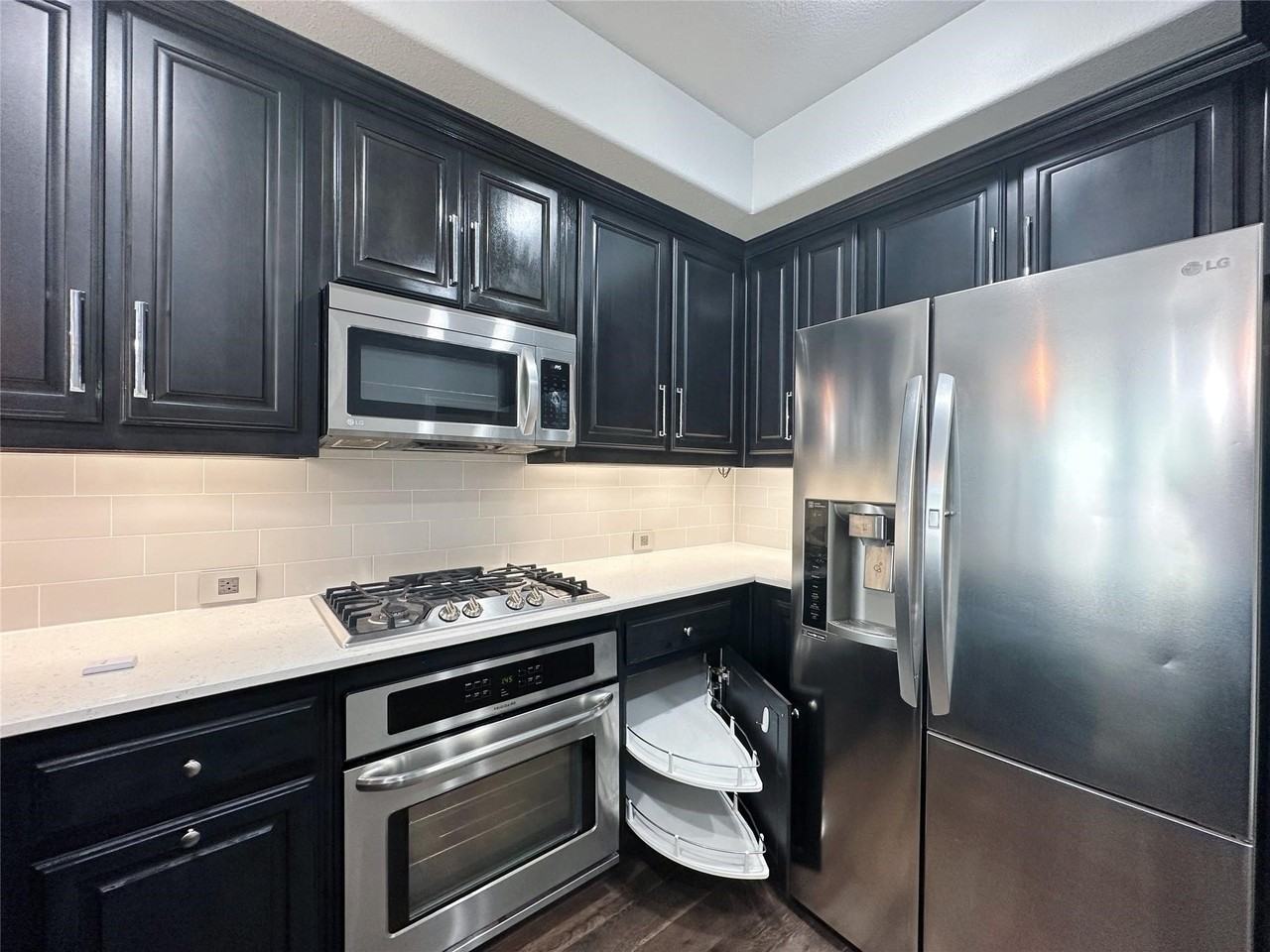 2729 Troutt Dr - Photo 6 of 34