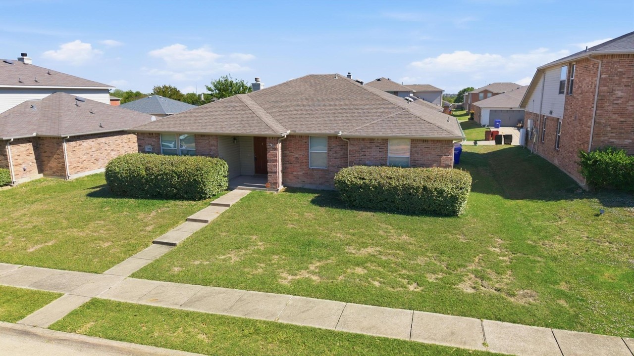 1416 Primrose Ln - Photo 2 of 20