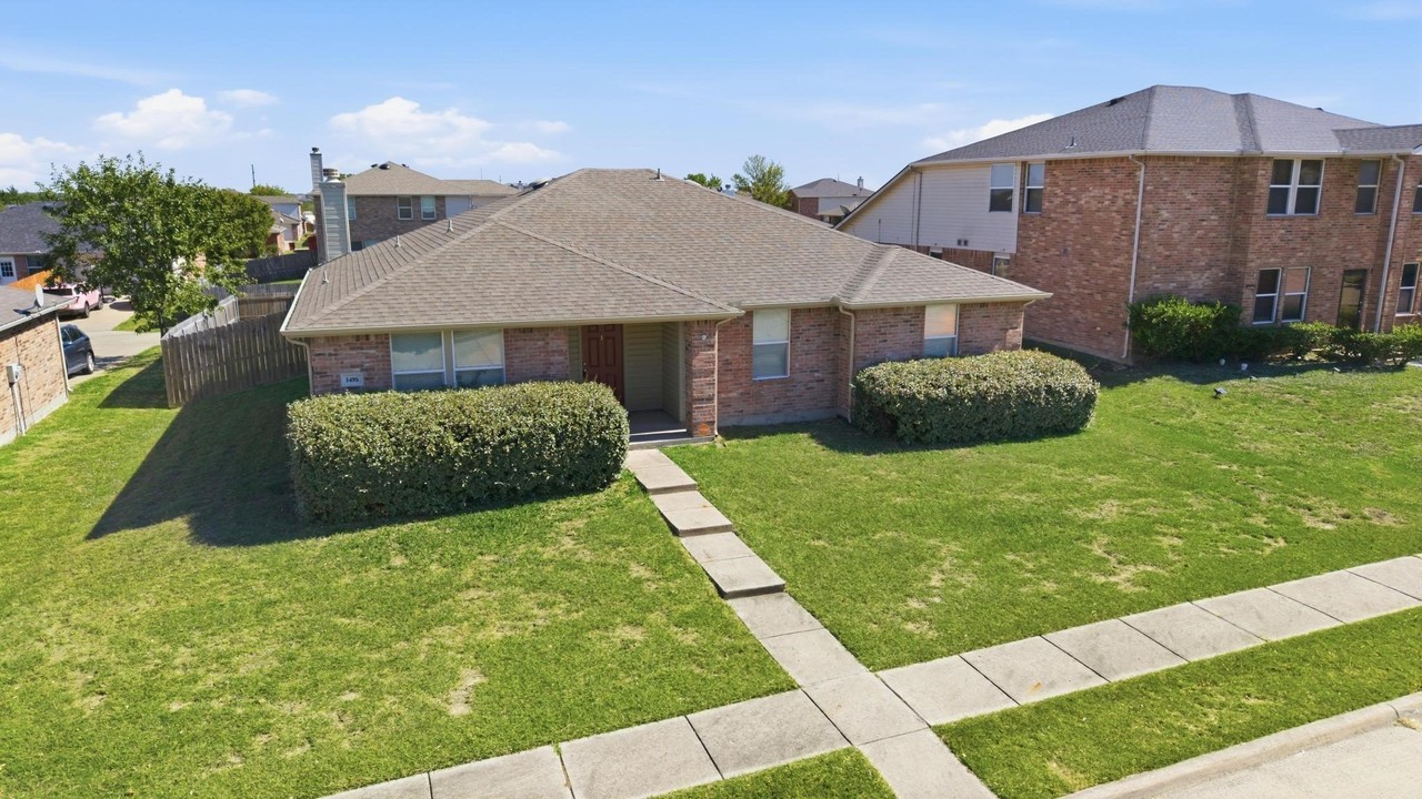 1416 Primrose Ln - Photo 3 of 20