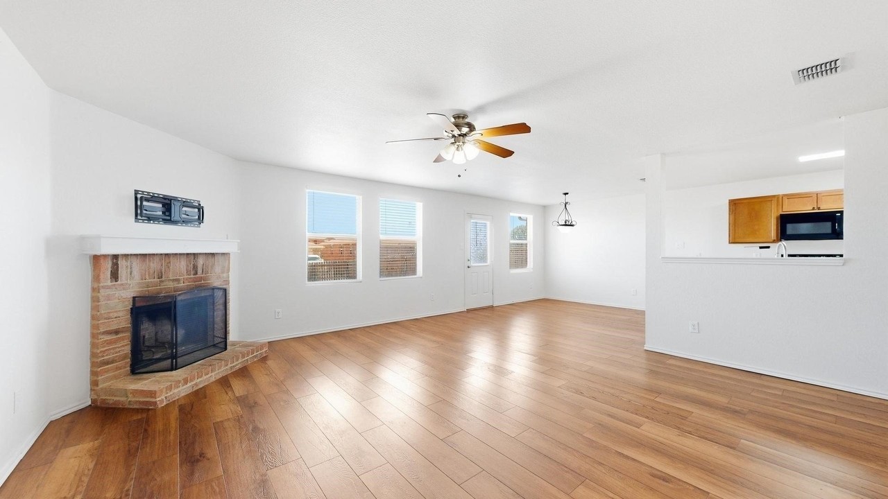 1416 Primrose Ln - Photo 4 of 20