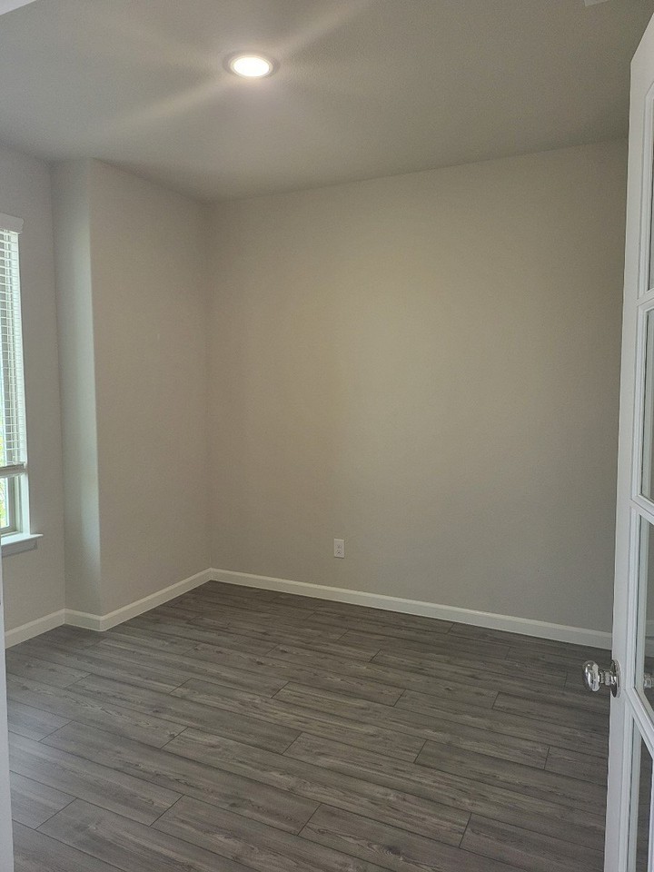 2439 Rocky Mountain Dr - Photo 2 of 21