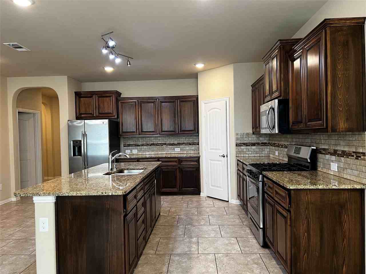 803 Valor Ct - Photo 4 of 32