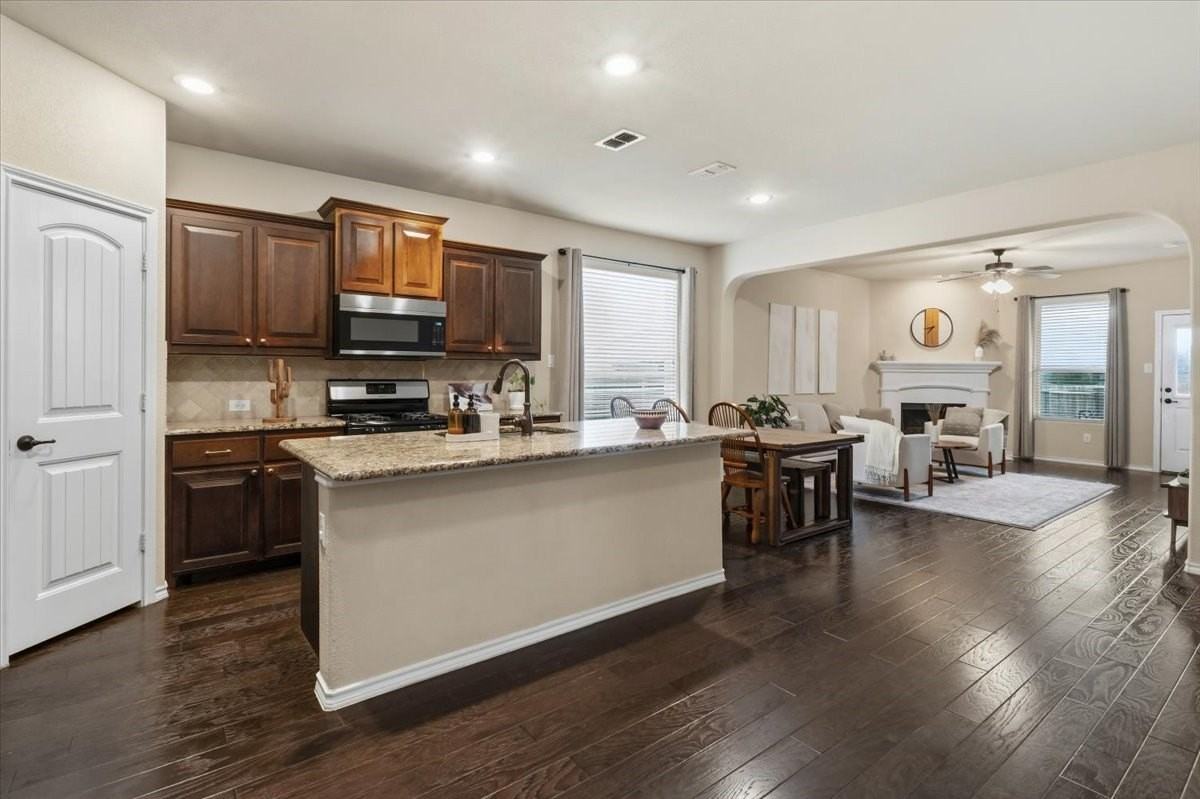1713 Falling Star Dr - Photo 4 of 35