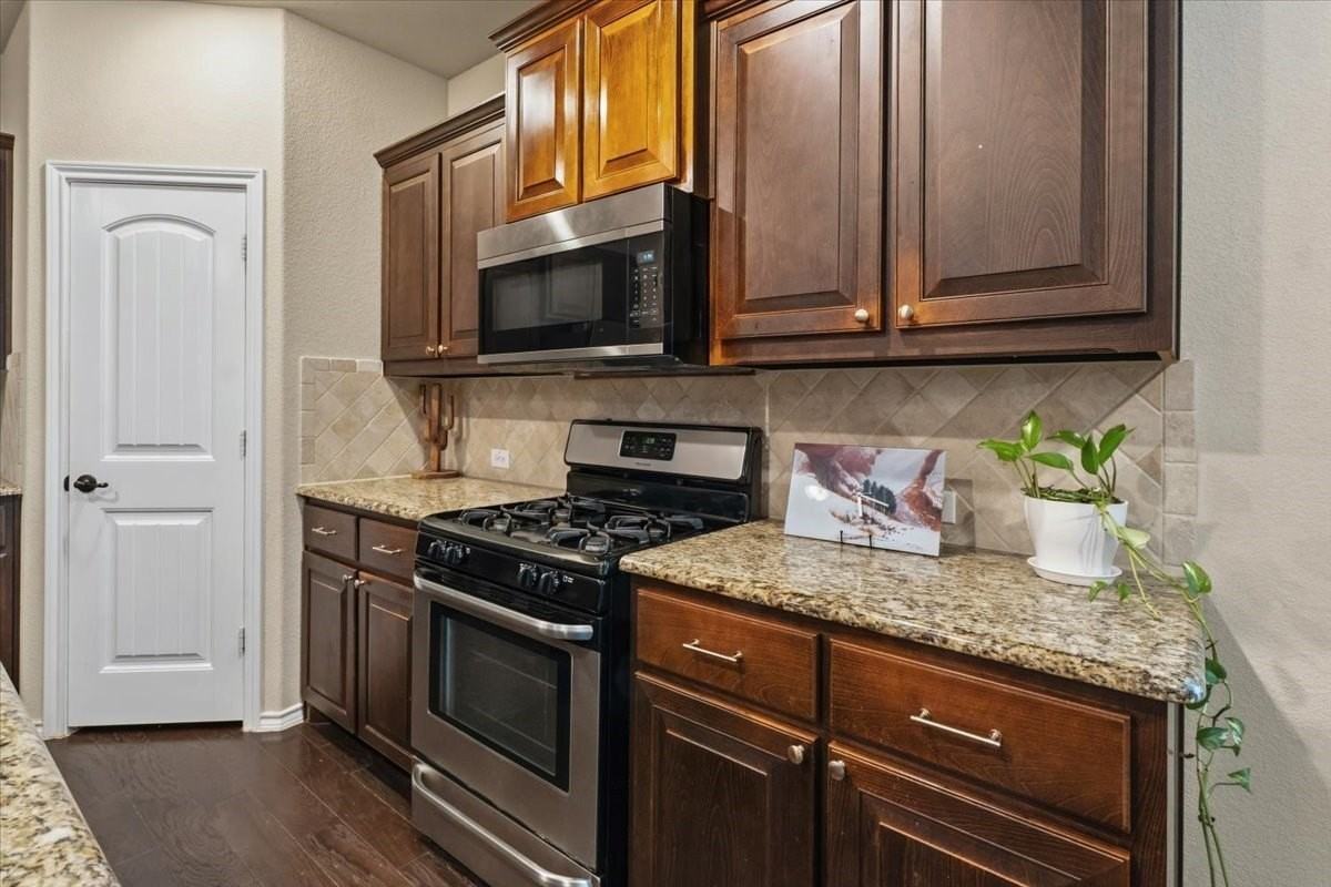 1713 Falling Star Dr - Photo 6 of 35