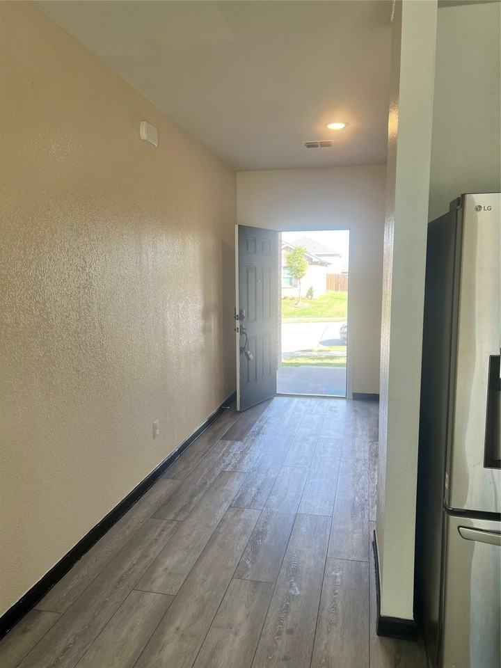 801 Bois D Arc Ln - Photo 5 of 33