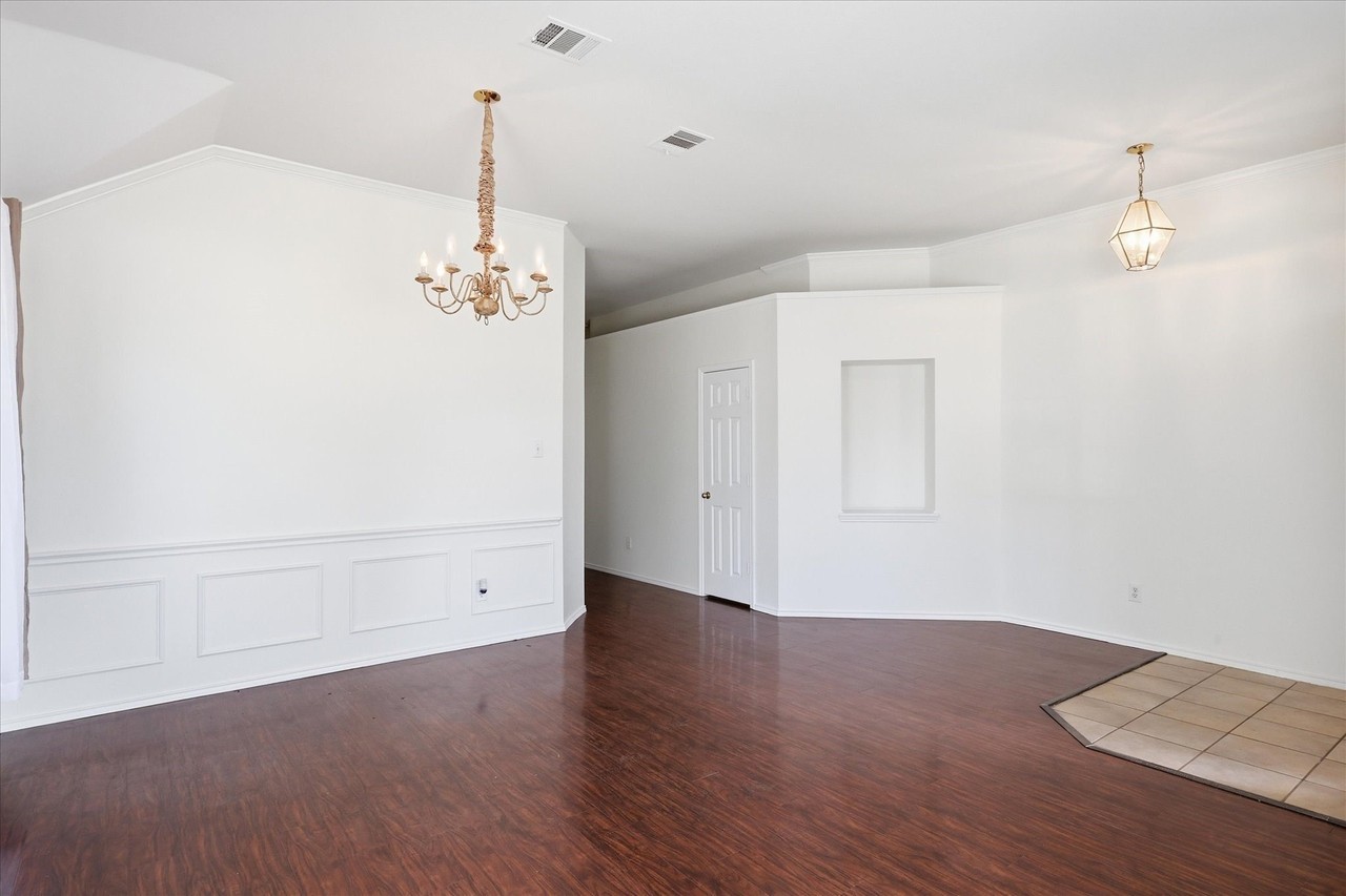 3517 Villanova Dr - Photo 6 of 31