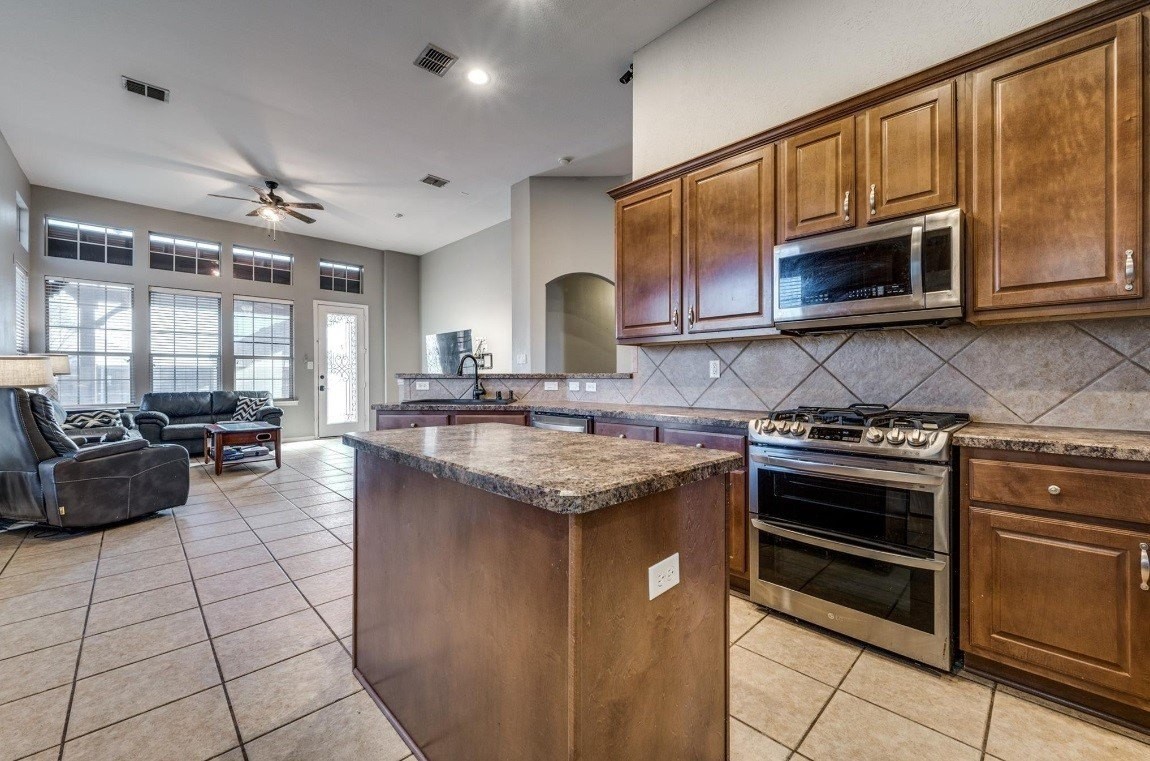 2480 Deerwood Dr - Photo 4 of 16