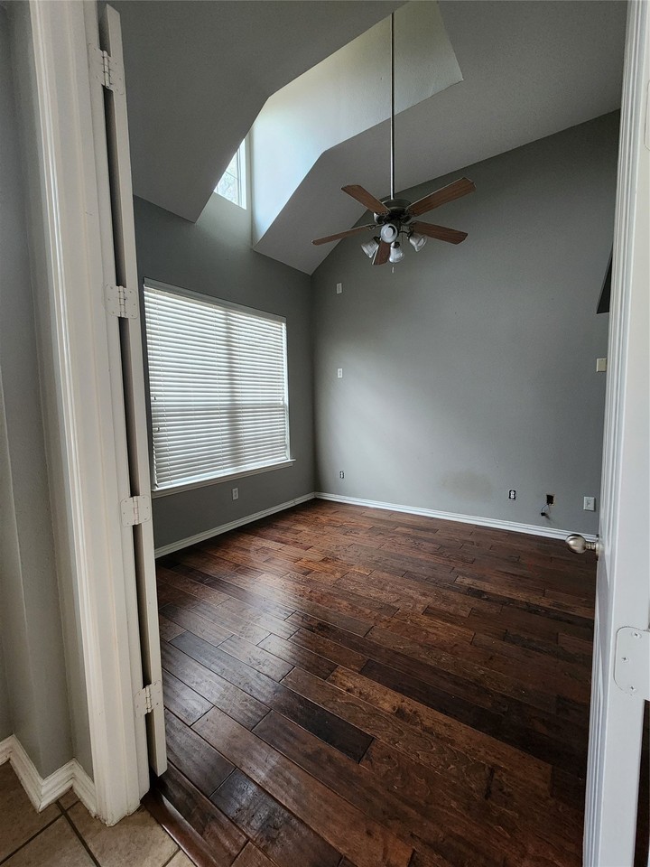 2480 Deerwood Dr - Photo 5 of 16