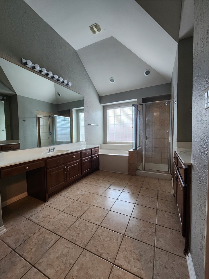 2480 Deerwood Dr - Photo 6 of 16
