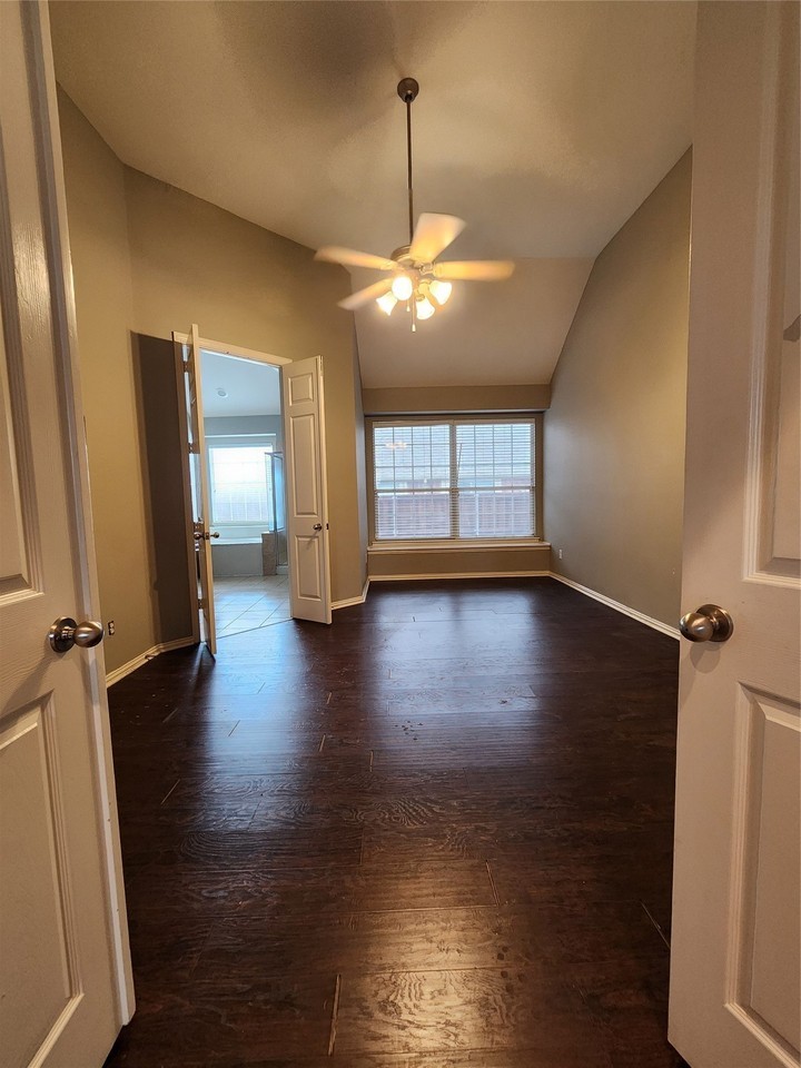 2480 Deerwood Dr - Photo 7 of 16