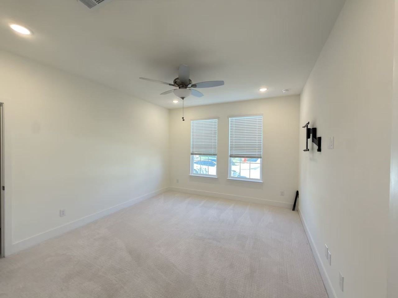 7043 Lathrop Ln - Photo 2 of 39