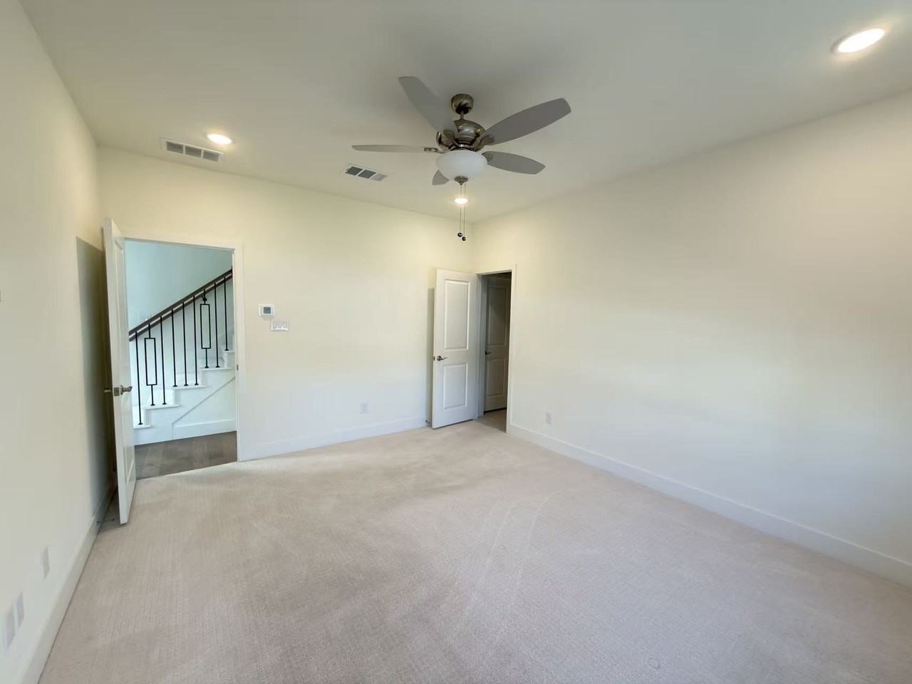 7043 Lathrop Ln - Photo 4 of 39