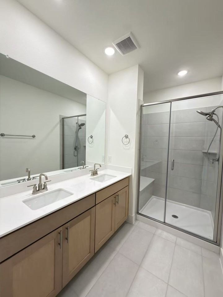 7043 Lathrop Ln - Photo 5 of 39