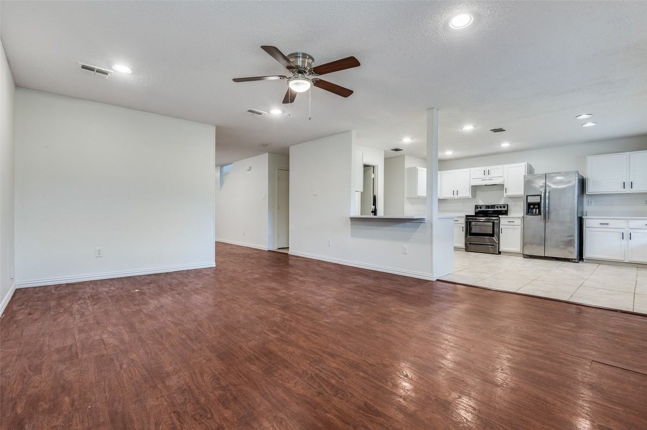 1122 Mazourka Dr - Photo 3 of 19