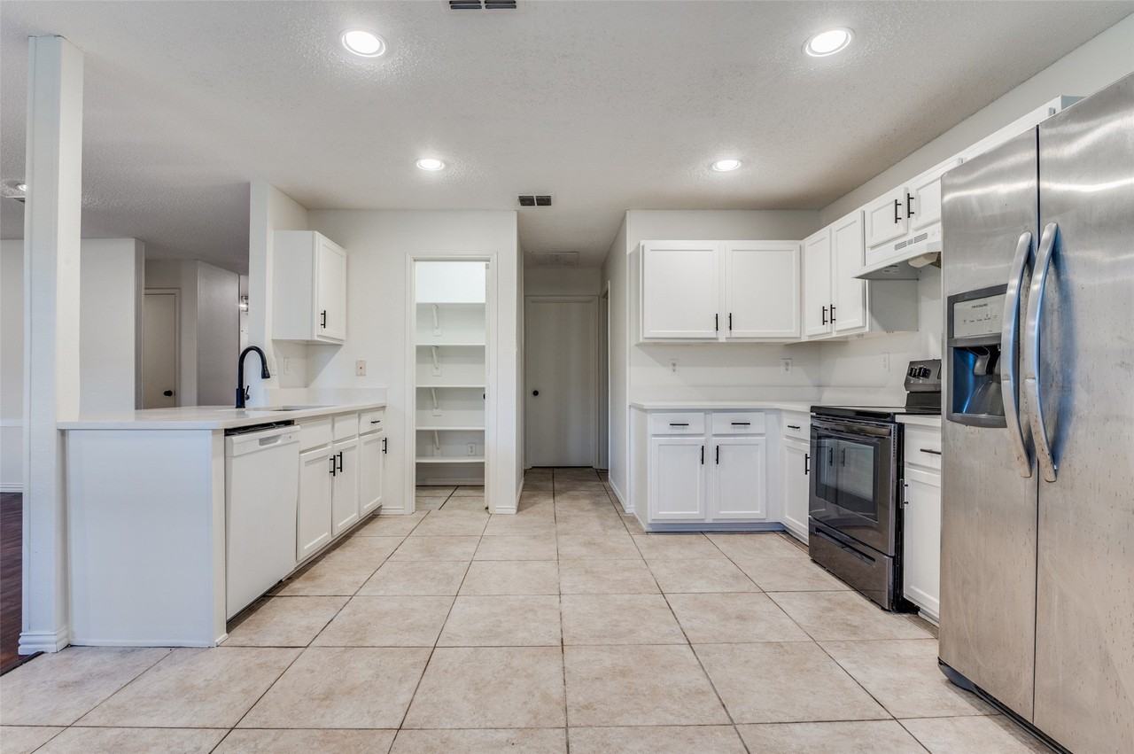 1122 Mazourka Dr - Photo 5 of 19