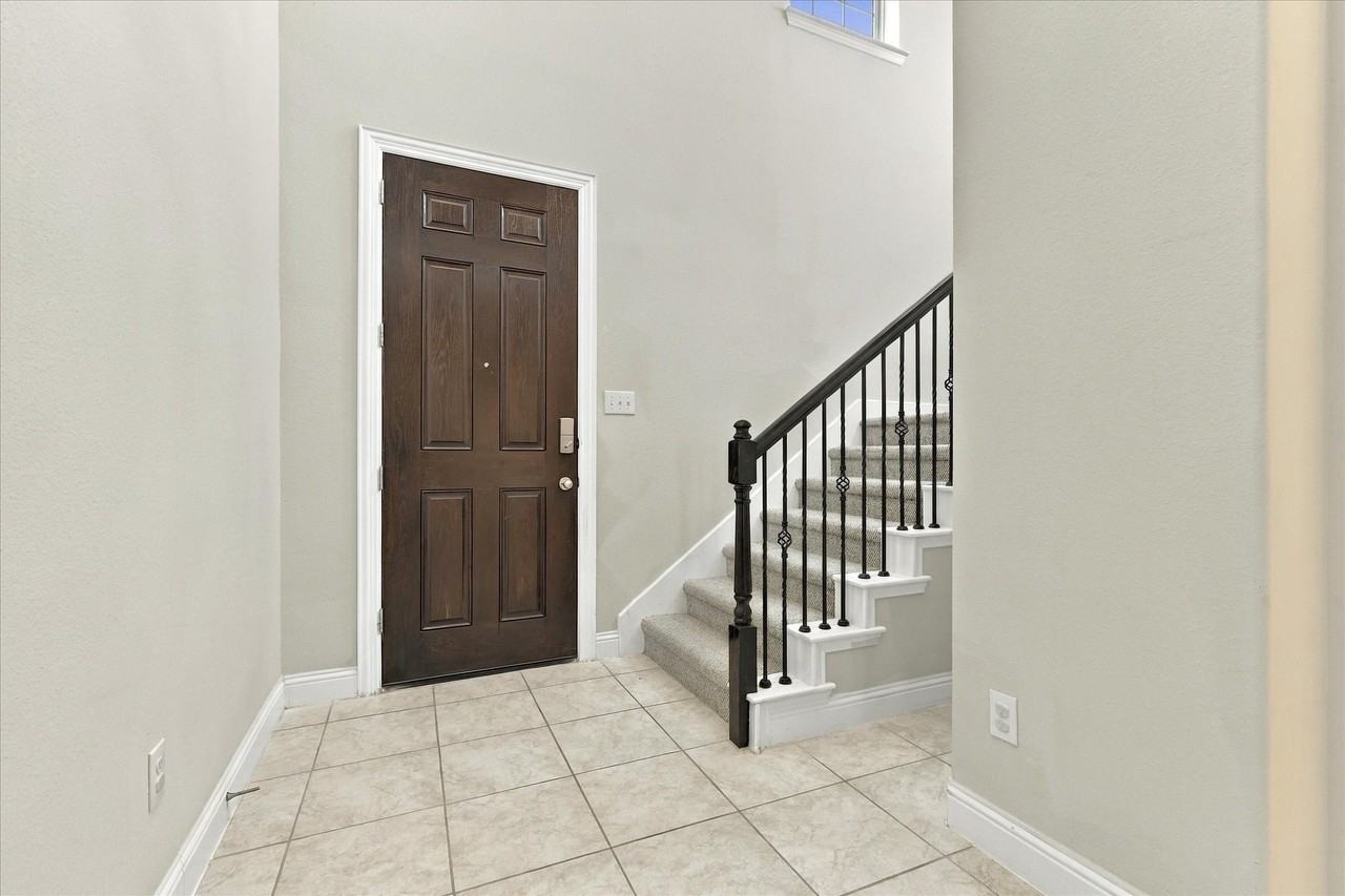 2125 Ella Ln - Photo 3 of 38