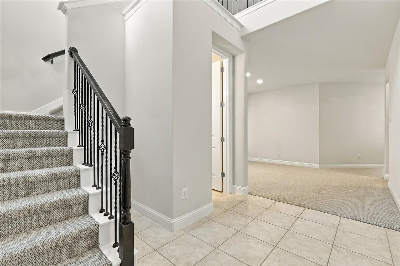 2125 Ella Ln - Photo 4 of 38