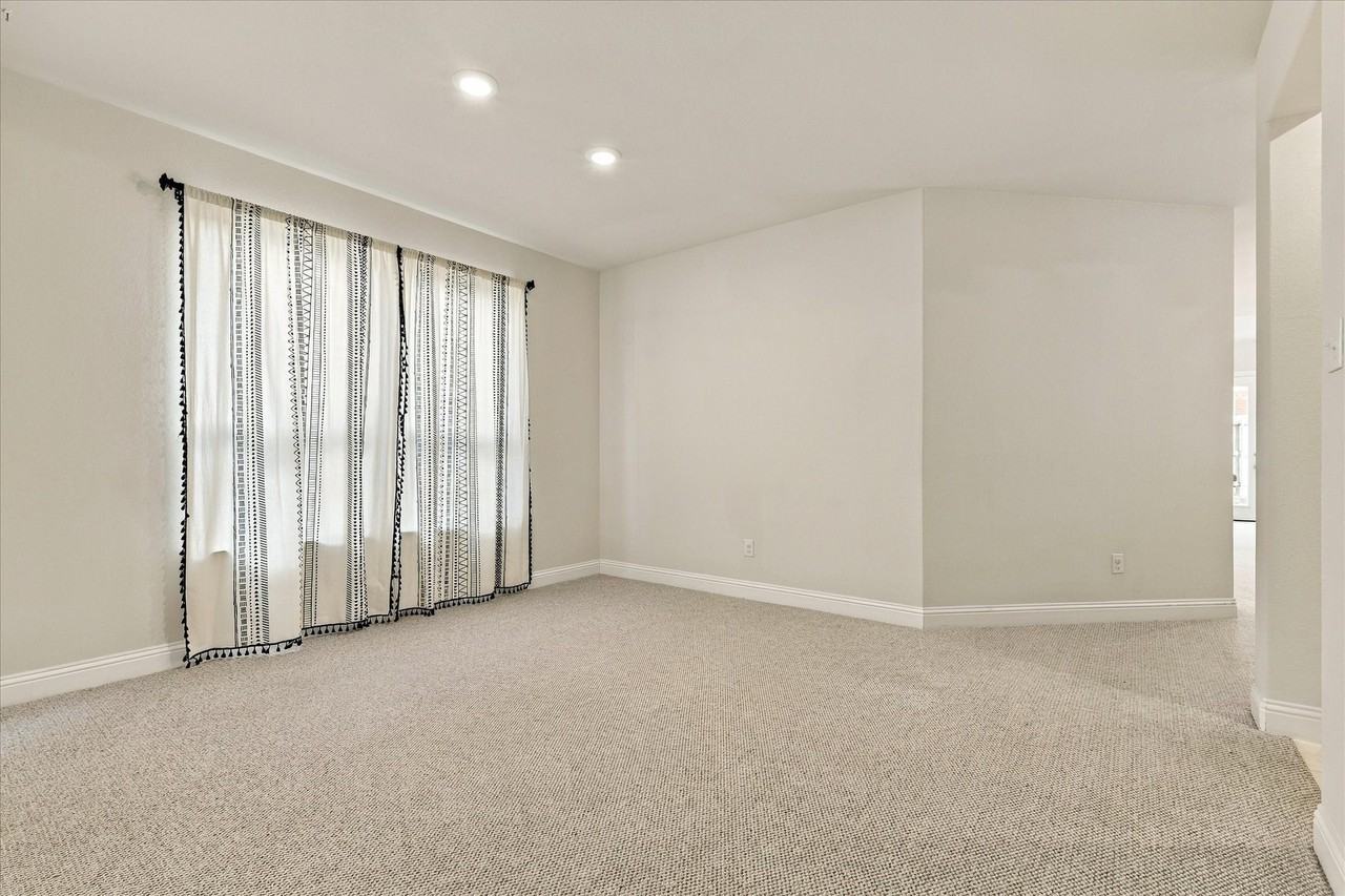 2125 Ella Ln - Photo 5 of 38