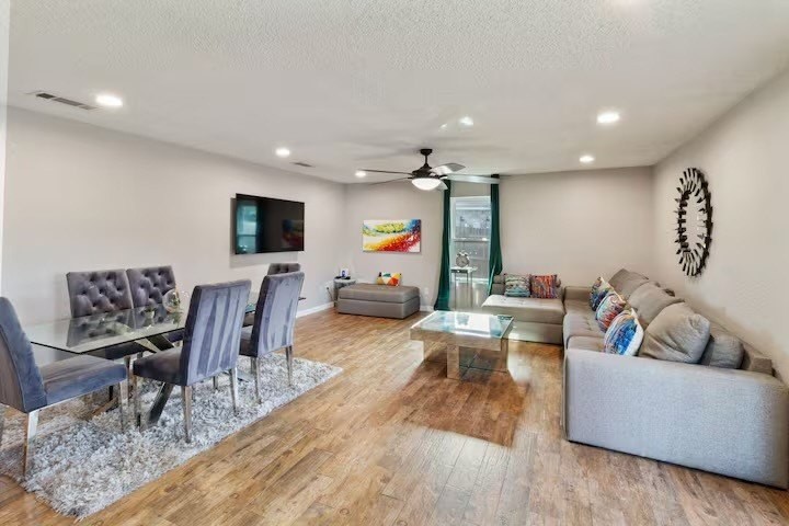 7225 Windhaven Ct - Photo 3 of 16