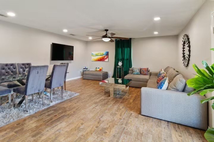 7225 Windhaven Ct - Photo 4 of 16