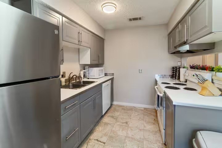 7225 Windhaven Ct - Photo 7 of 16