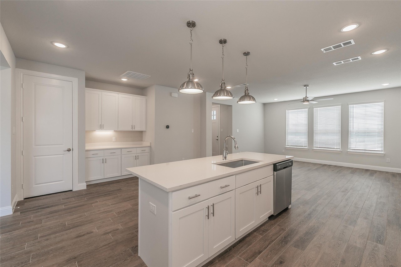 9549 Thorncrown Ln - Photo 4 of 34