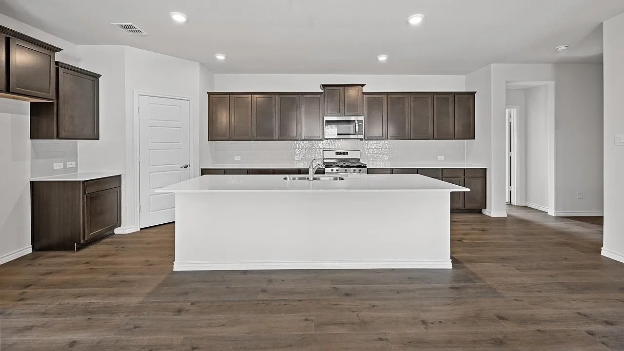 2067 Hearn Dr - Photo 3 of 31