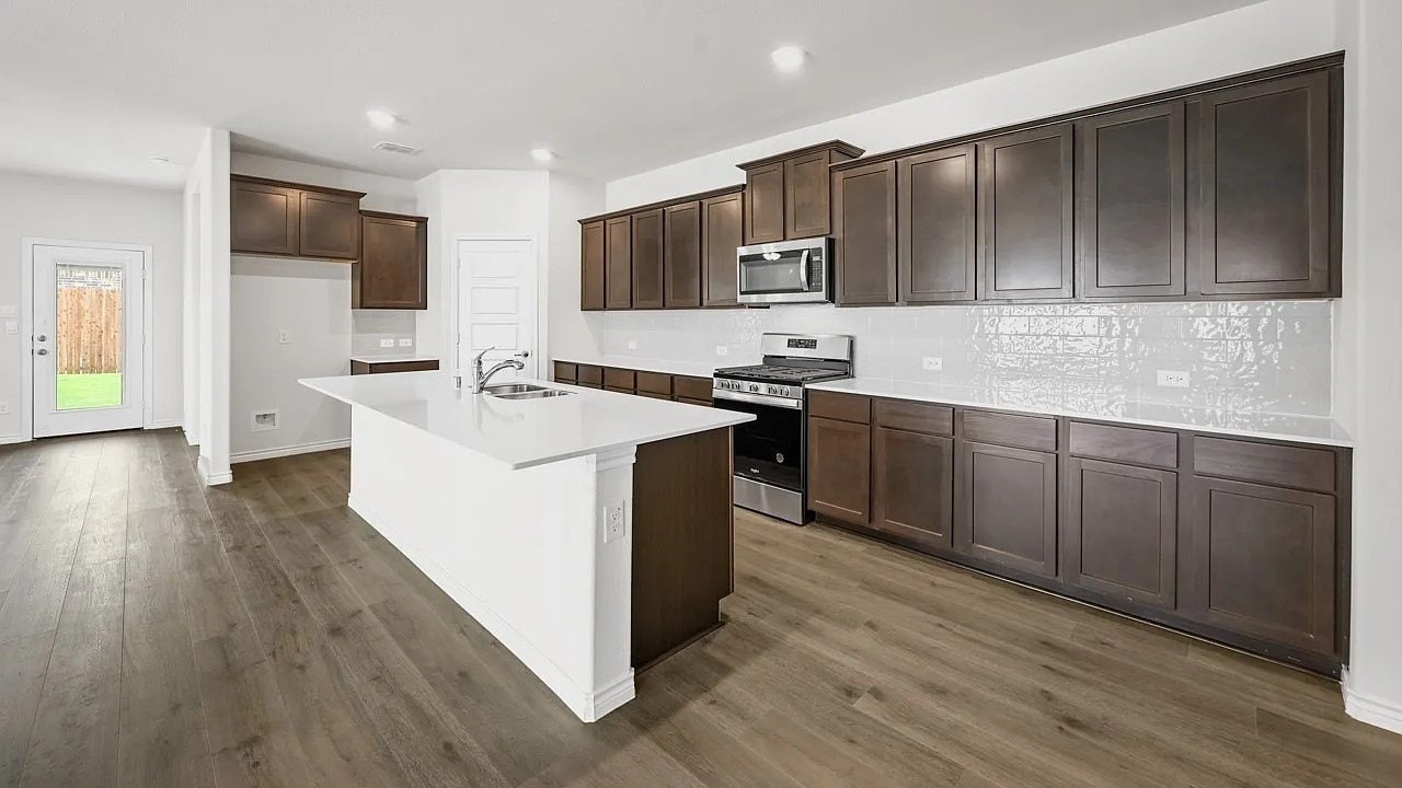 2067 Hearn Dr - Photo 5 of 31