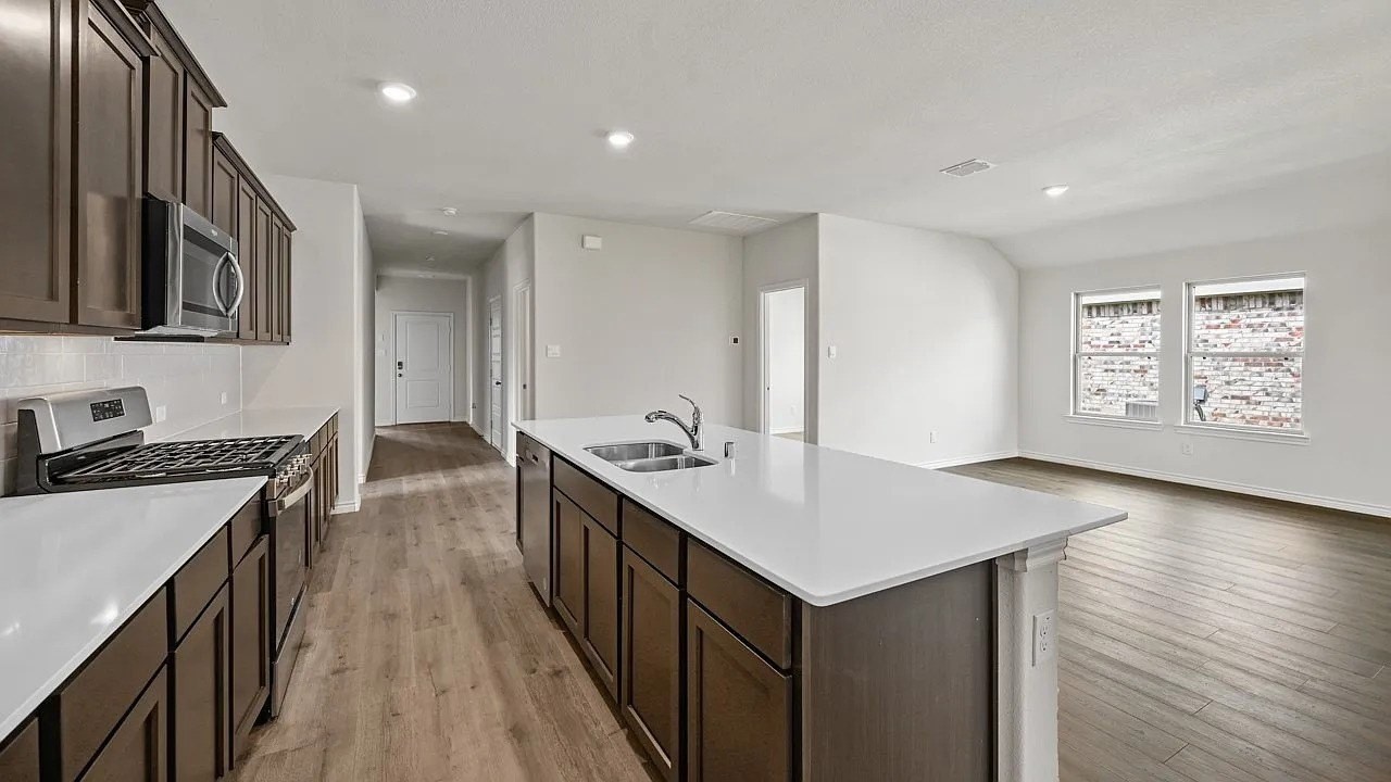 2067 Hearn Dr - Photo 6 of 31