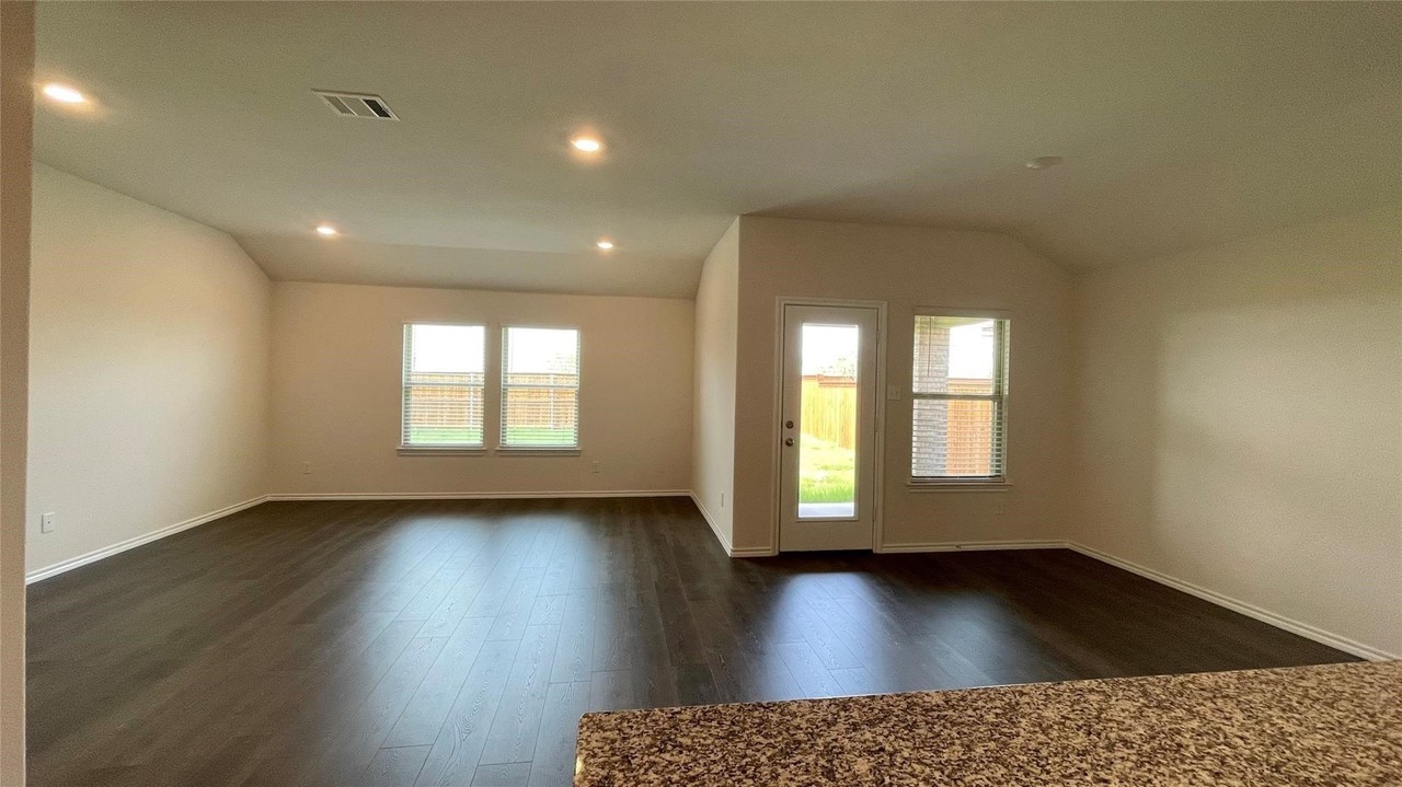 6229 Abby Dr - Photo 4 of 23