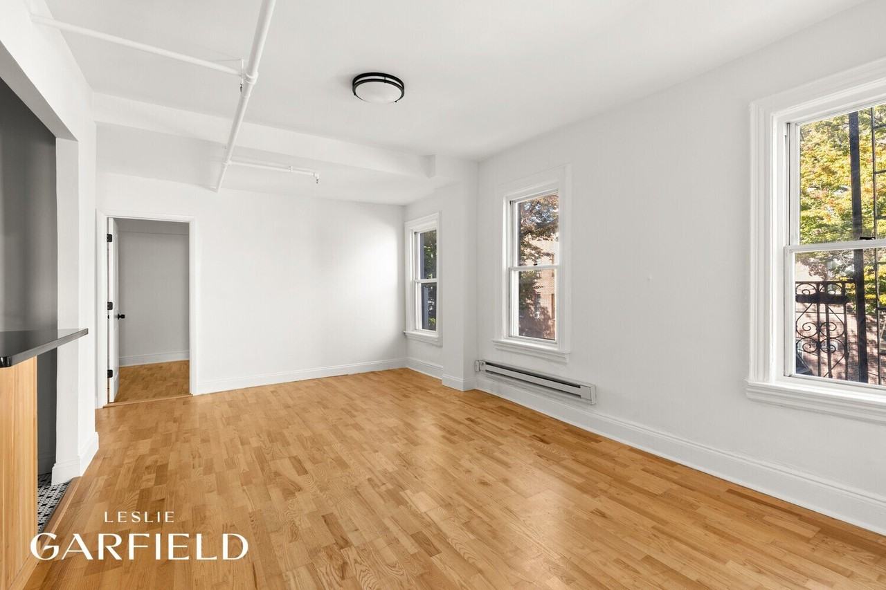 545 Lorimer St - Photo 2 of 10