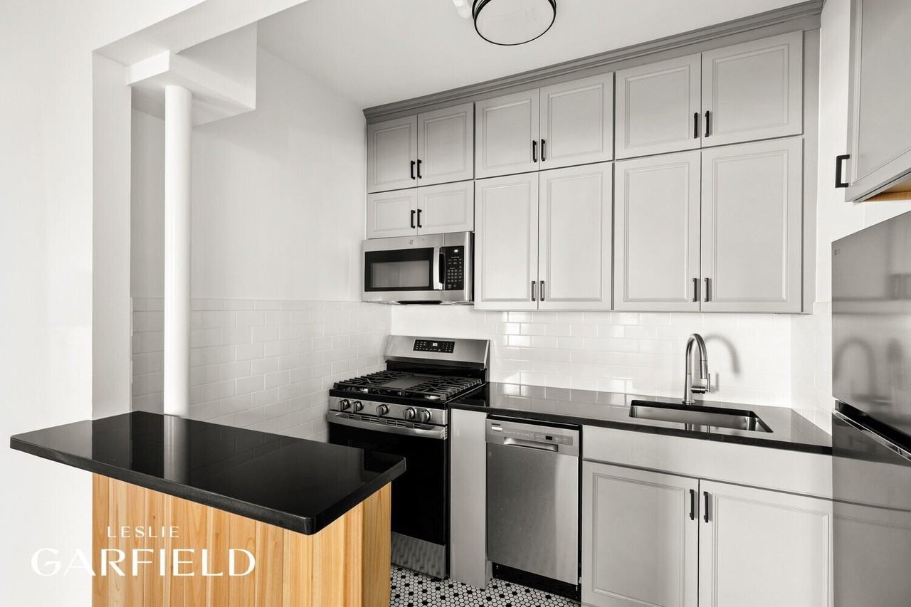 545 Lorimer St - Photo 3 of 10