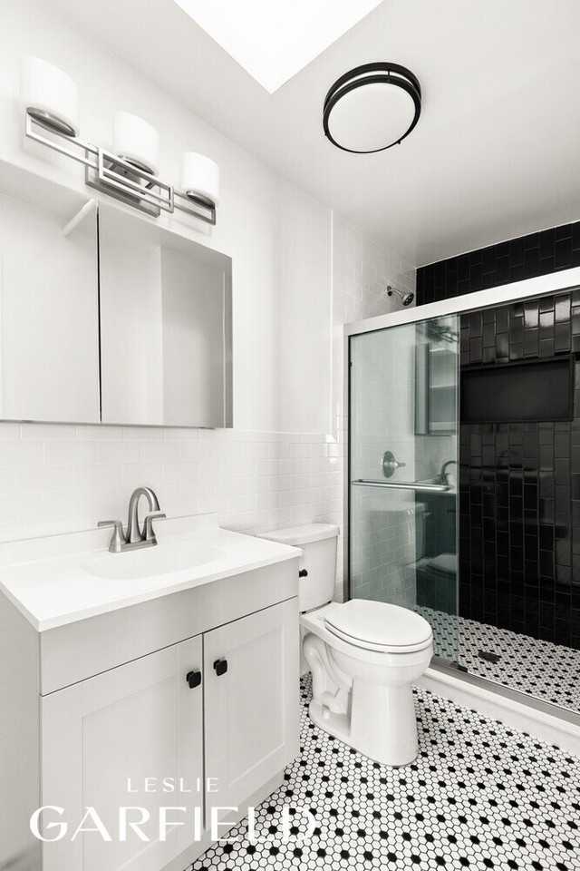 545 Lorimer St - Photo 4 of 10