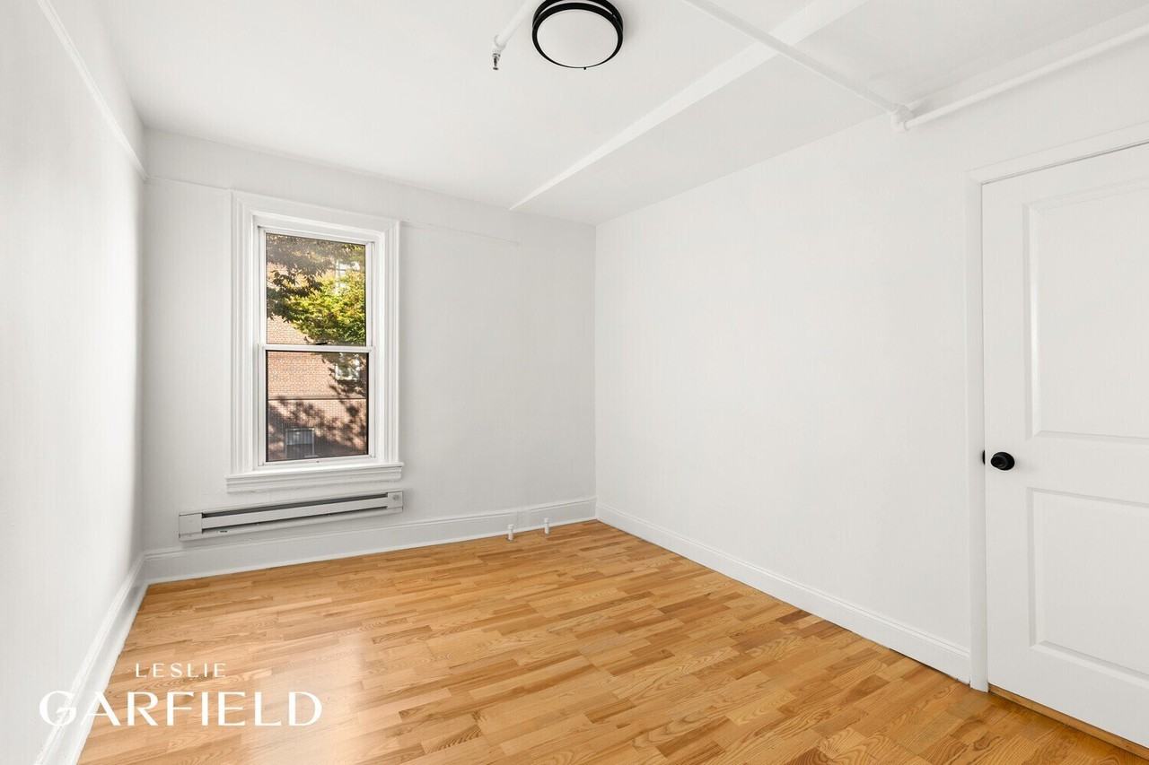 545 Lorimer St - Photo 6 of 10