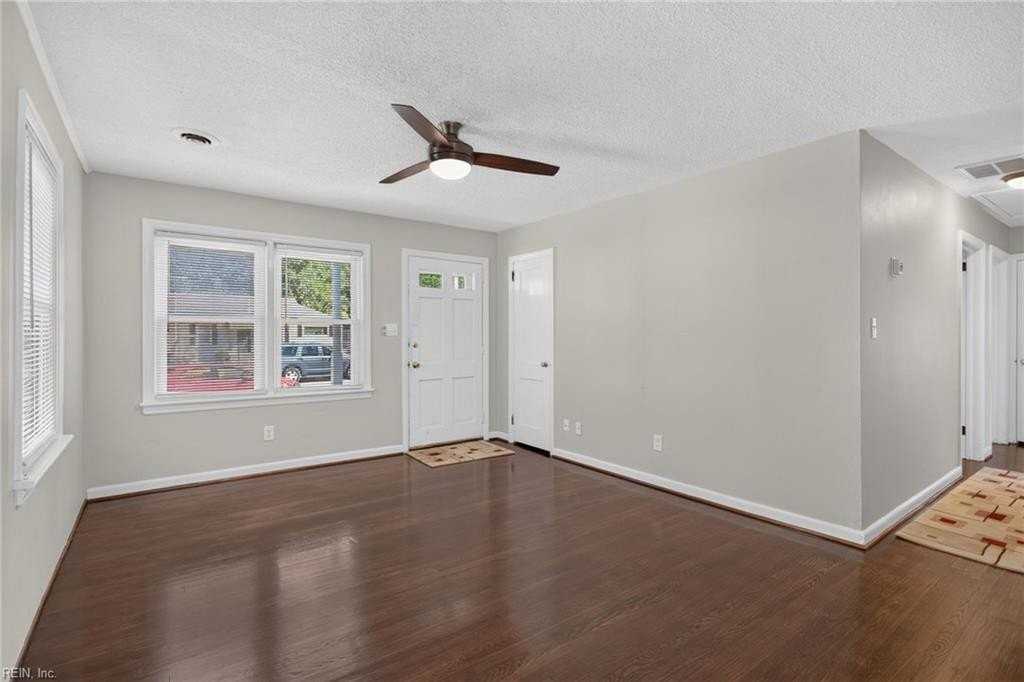 2909 Venus St - Photo 4 of 20