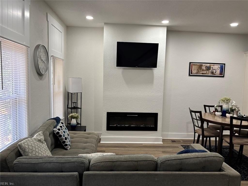 1004 Barney St - Photo 3 of 12