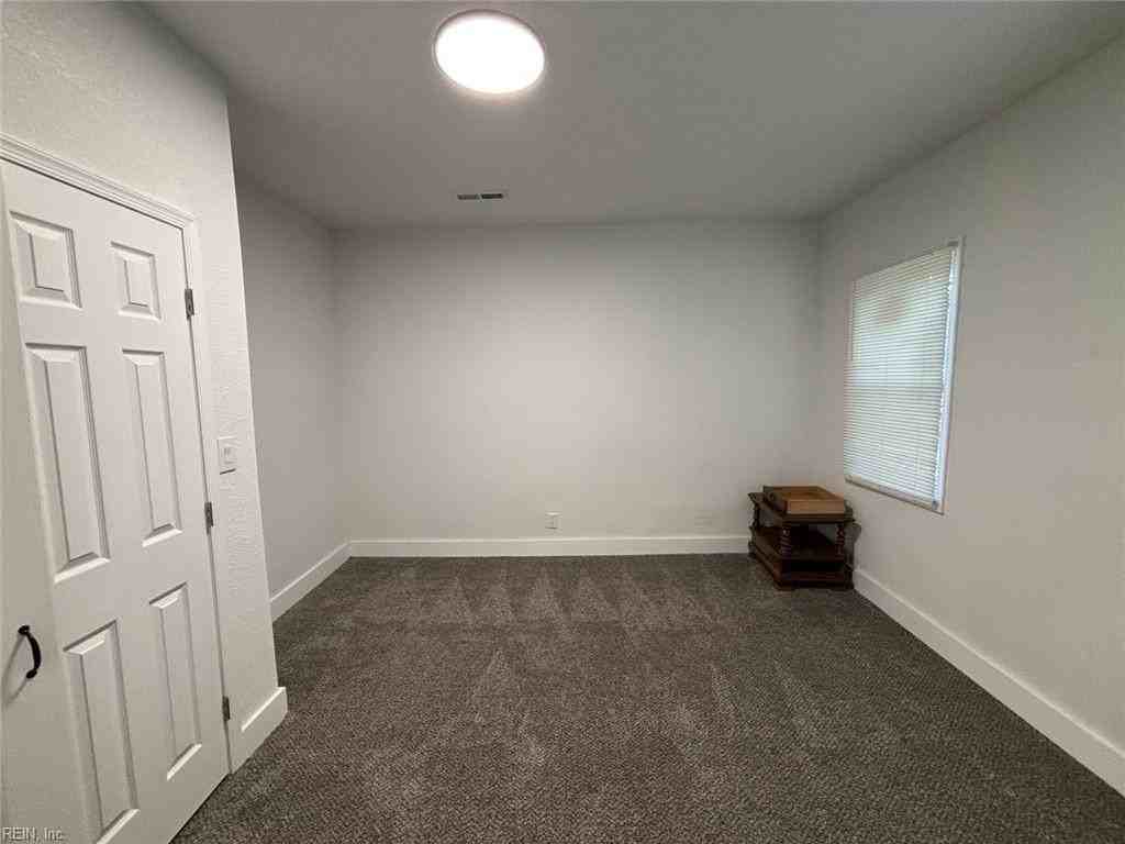 1004 Barney St - Photo 7 of 12