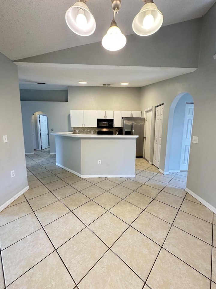 615 Sw Lakehurst Dr - Photo 3 of 13